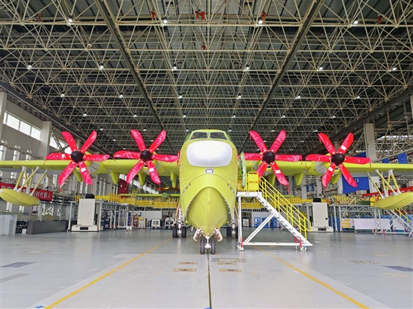 【我国自研水陆两栖大飞机！鲲龙AG600批产第四架机总装下线】据中国航空工业集团