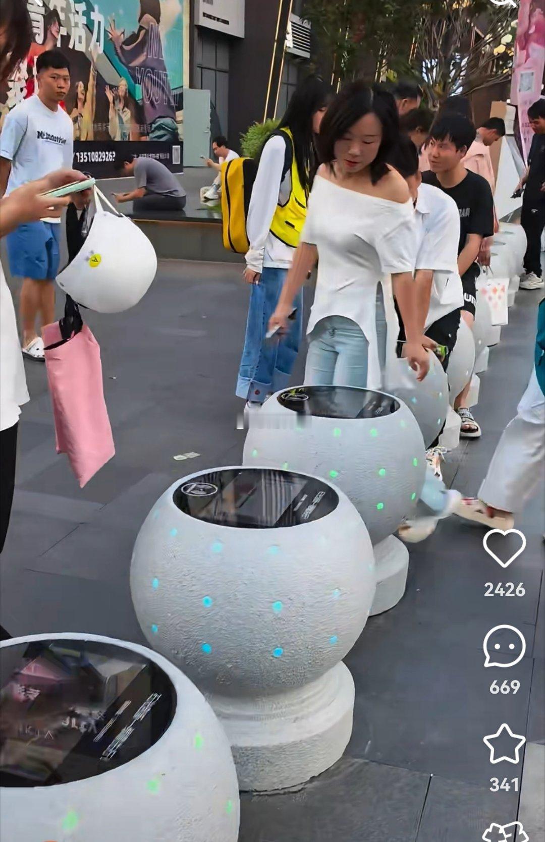深圳街头现“智能石墩”，可充电，可刷屏，可指路……​​​