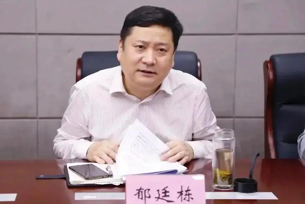 “杭州猥亵事件”中的公职人员郁挺栋必须从严惩处。郁挺栋作为一名副县级领导干部，