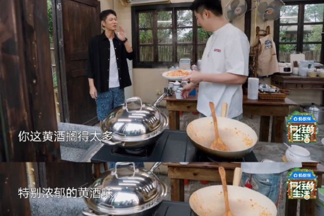 向往的生活里陈赫做菜快把黄酒用出花样了,做红烧肉加,招待任重做番茄炒蛋还加,连日