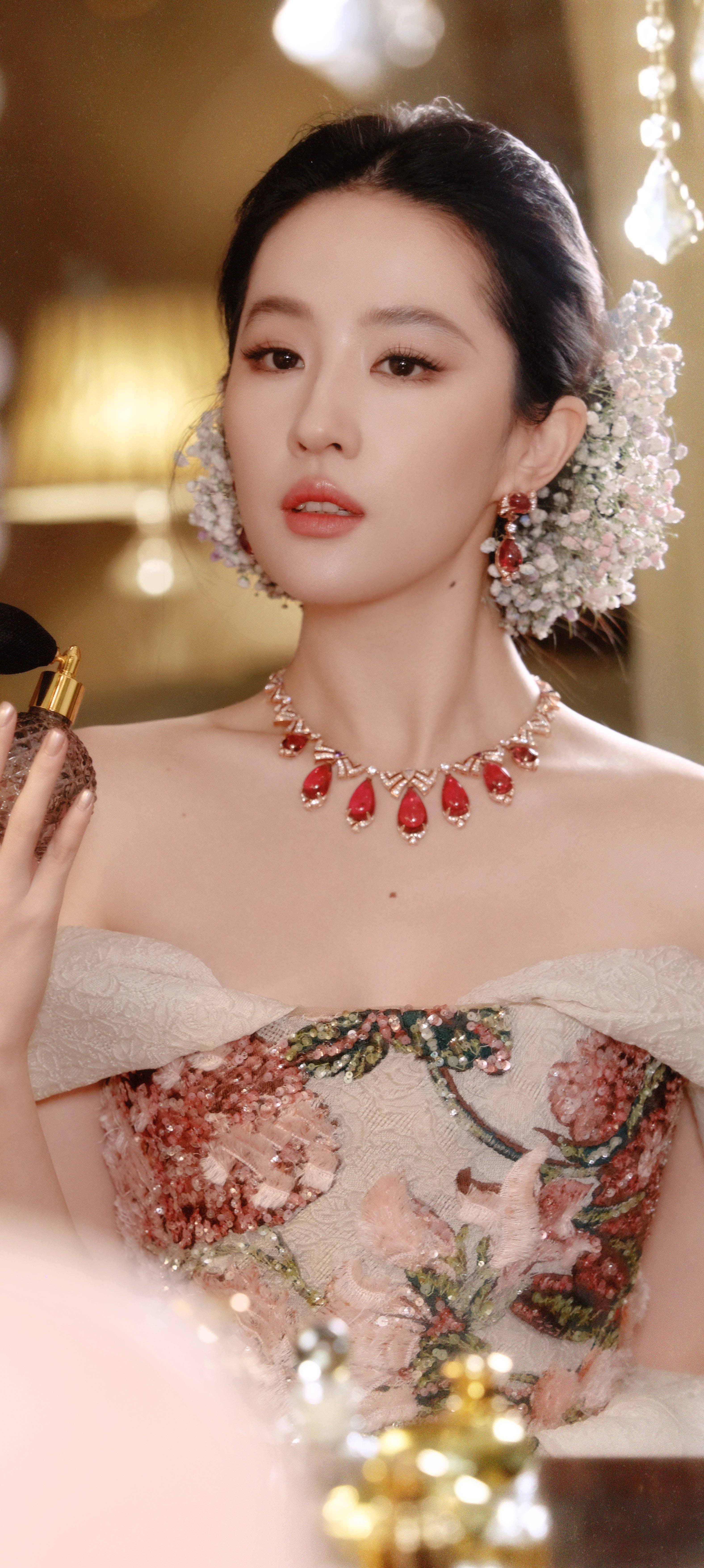 刘亦菲珠宝消失术华丽闪耀的珠宝也抵不住茜茜公主的美貌呀，演技和颜值双在线的刘亦