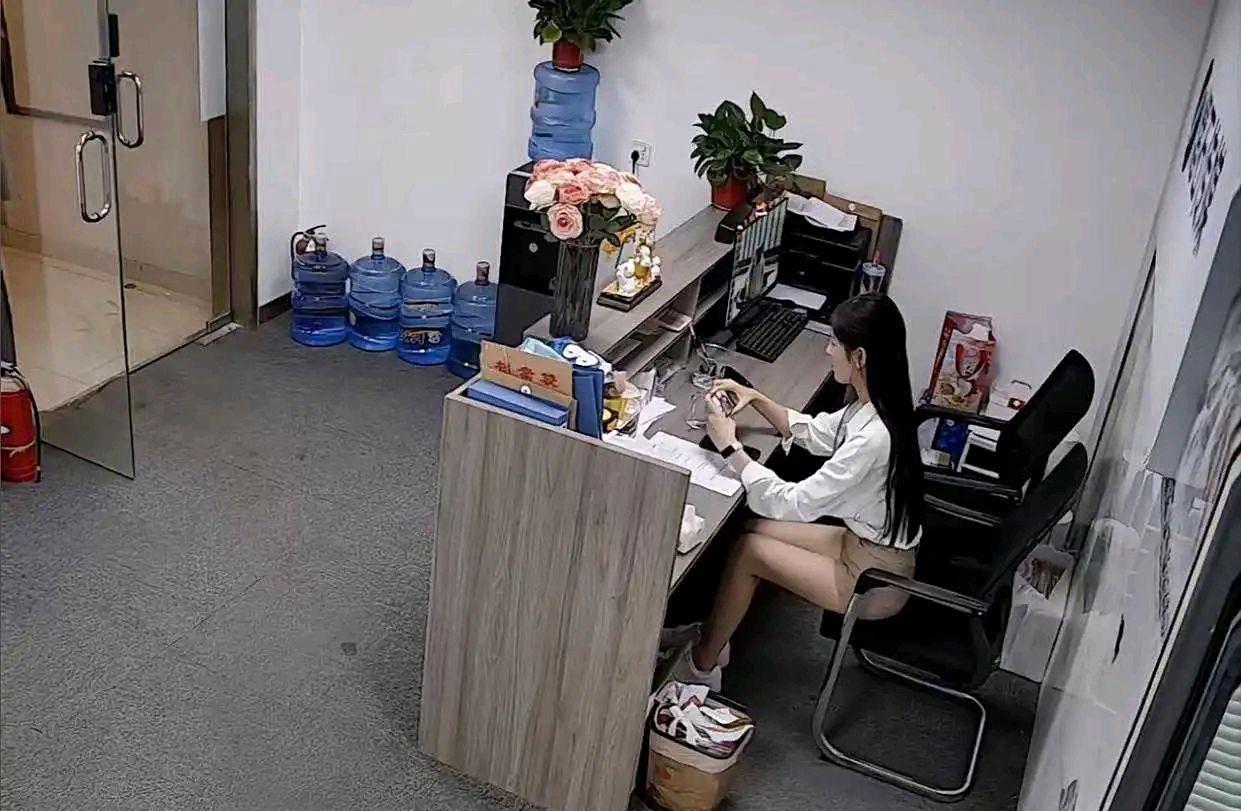 新来的前台小姐姐，月薪2500，你们说说，是不是给多了？