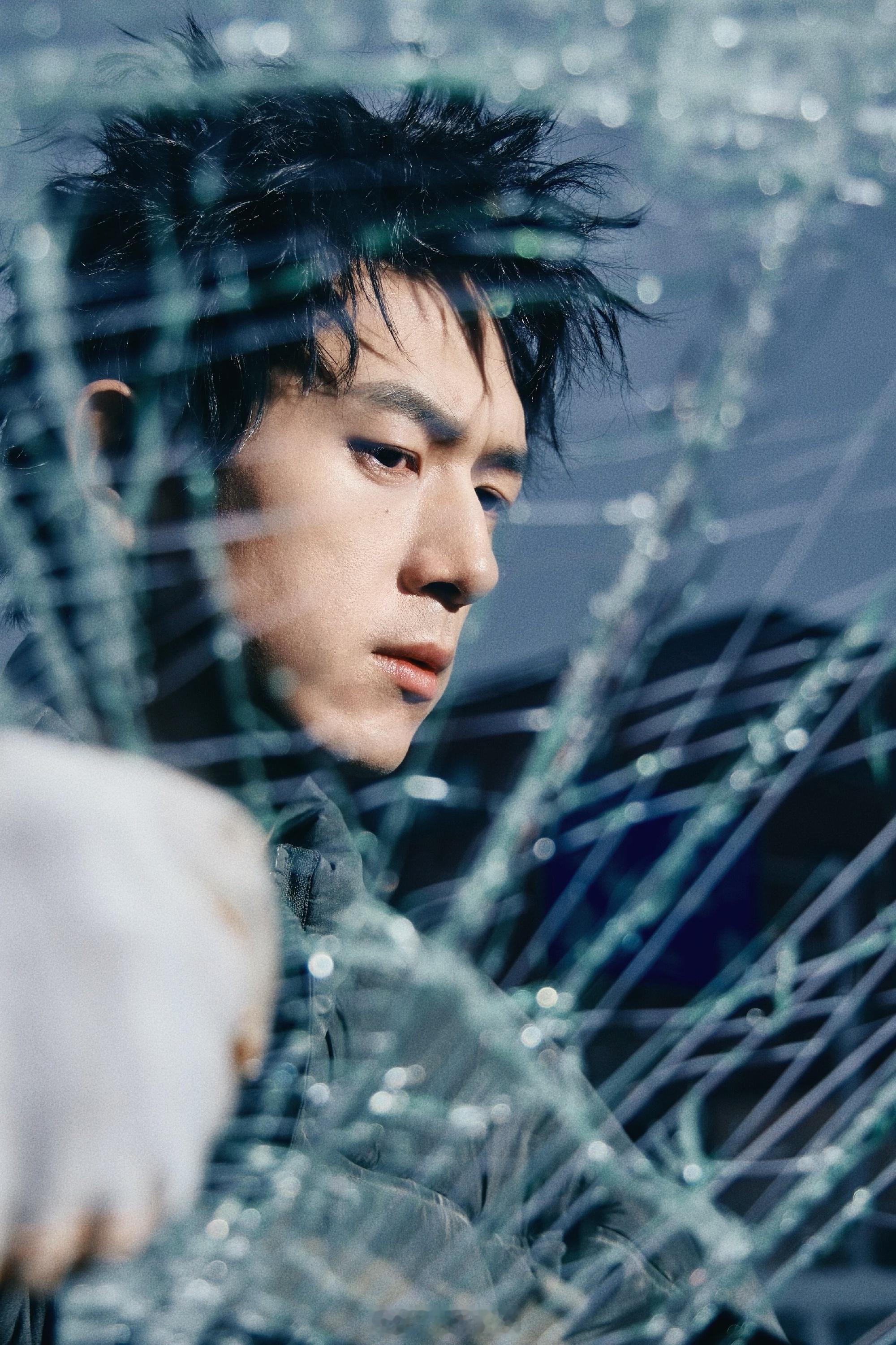 随手一拍李现没有一帧是废片李现今天这个状态也太绝了，白马王子既视感。每个角度都