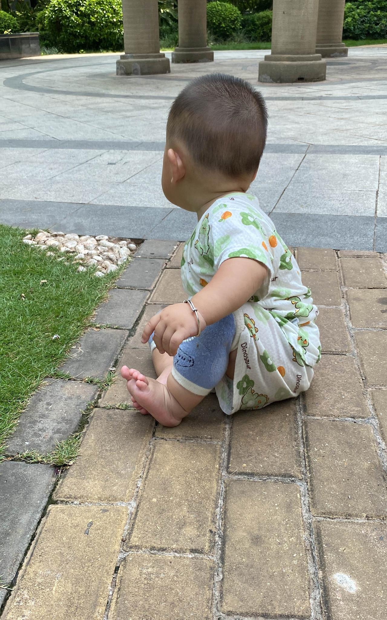 带娃以后才知道：1.多带宝宝出门看绿色吧，真的对视力有帮助。2.宝宝去玩水的