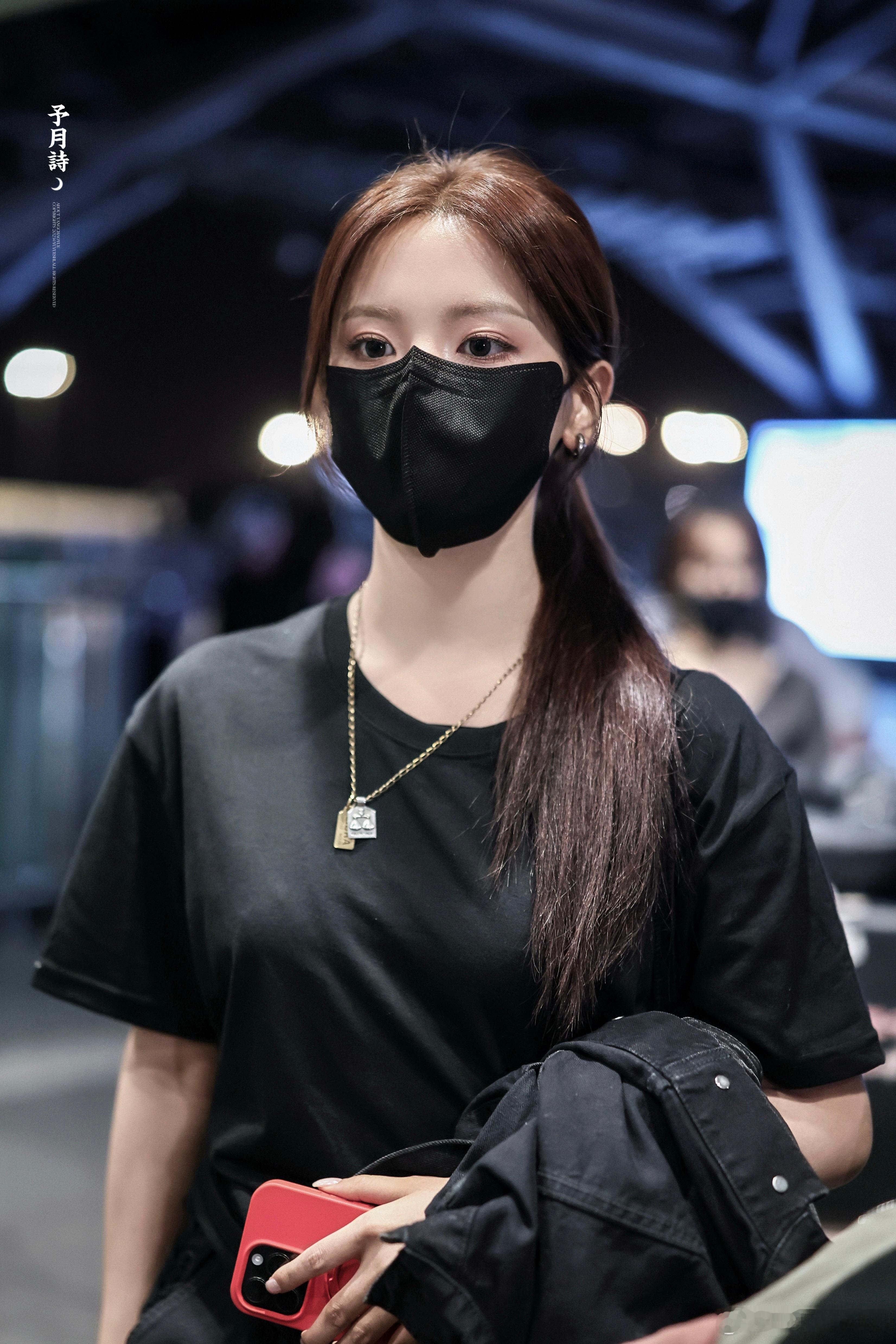 杨超越巴黎时装周出发啦！简单的马尾就好美​​​