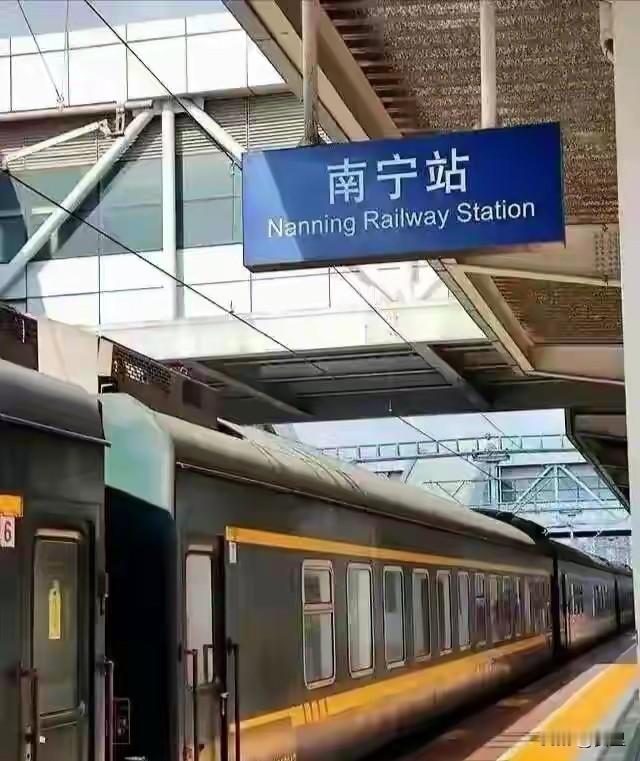 广西南宁车站那事儿，看到消息，心里真不是滋味。很多人盯着那个跳轨的瞬间，可我反倒觉得，那个高铁司机才