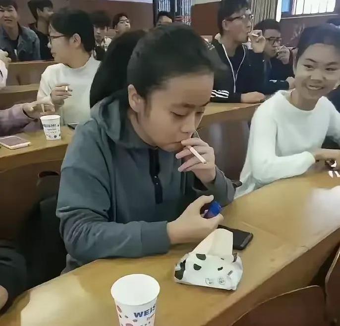 看到图片中显示某些学校课堂上一团糟：你睡你的，你玩你的手机，你抽你的烟，我讲我的