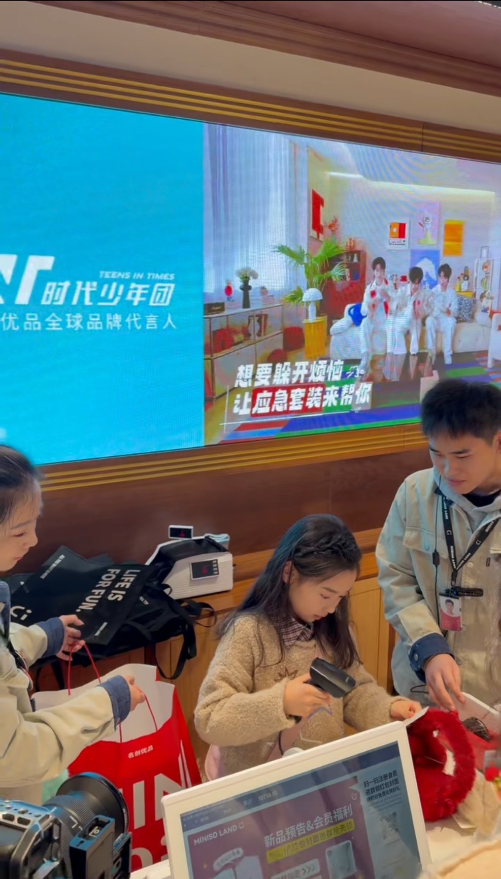 谁说小星二代们追星和我们普通人不一样了？小酒窝简直是演我本人来了吧，大湾区的晚会