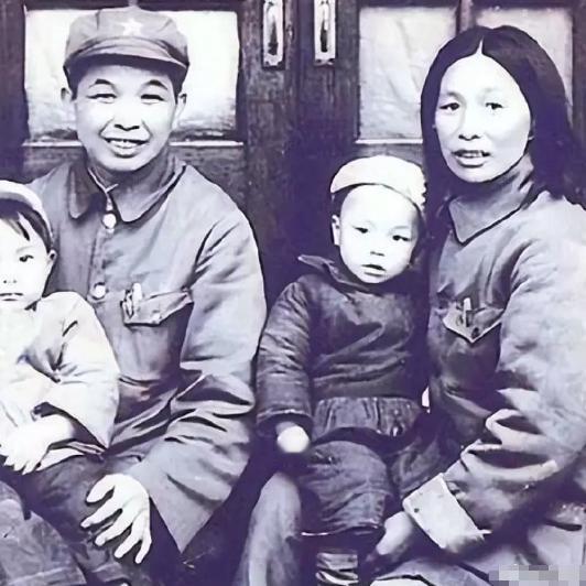 1953年，西康军区司令刘忠，听说母亲和原配还活着，就带上现在的媳妇回老家。他瞅