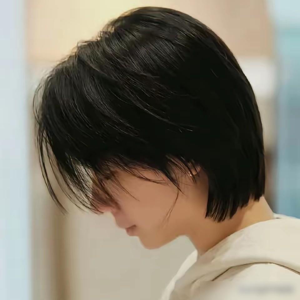 陈熠最近换了个短发造型，结果大家一看，哇塞，侧脸有点董卿那味道。这下好了，直接把