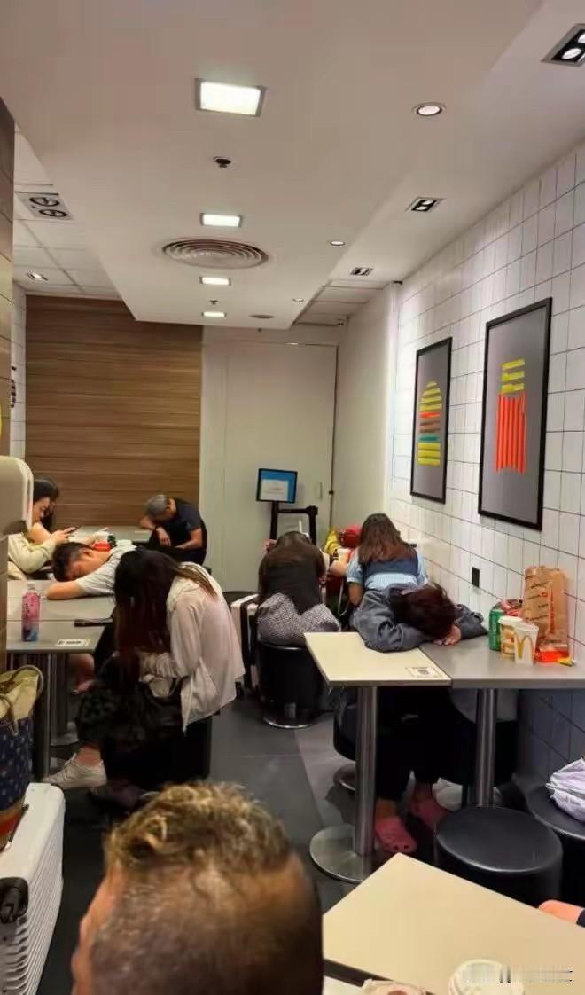 香港人嘲笑内地游客，没有钱就不要出来旅游，来香港旅游晚上肯德基都挤满了人睡觉！