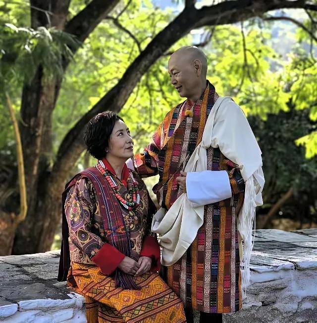 相濡以沫，万水千山总是情。执子之手，与子偕老。汪明荃和罗家英，香港娱乐圈一对恩爱