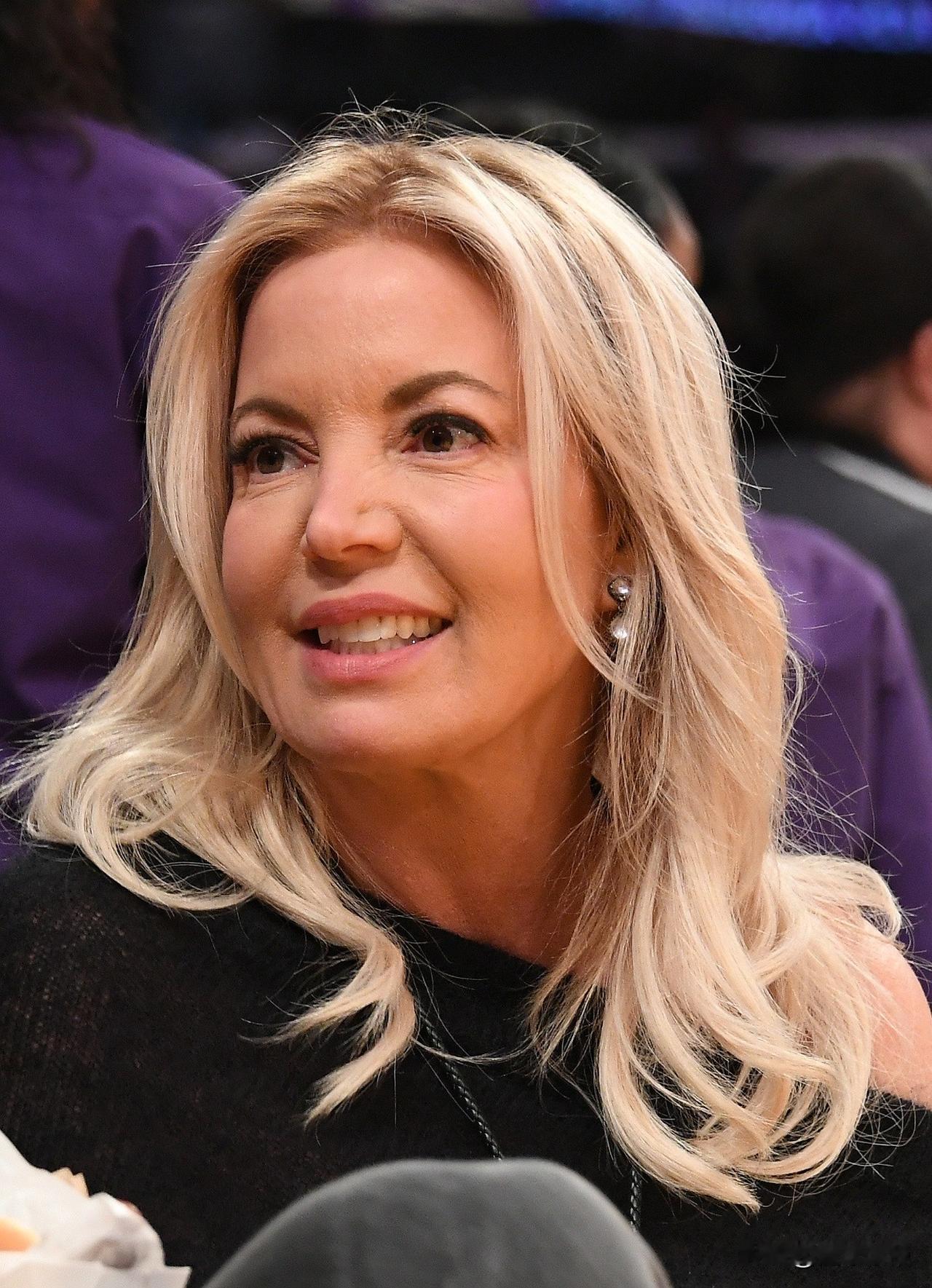 九牛一毛而已，百亿富婆珍妮·巴斯花费420万美元购入一套海滨豪宅!据美国媒体