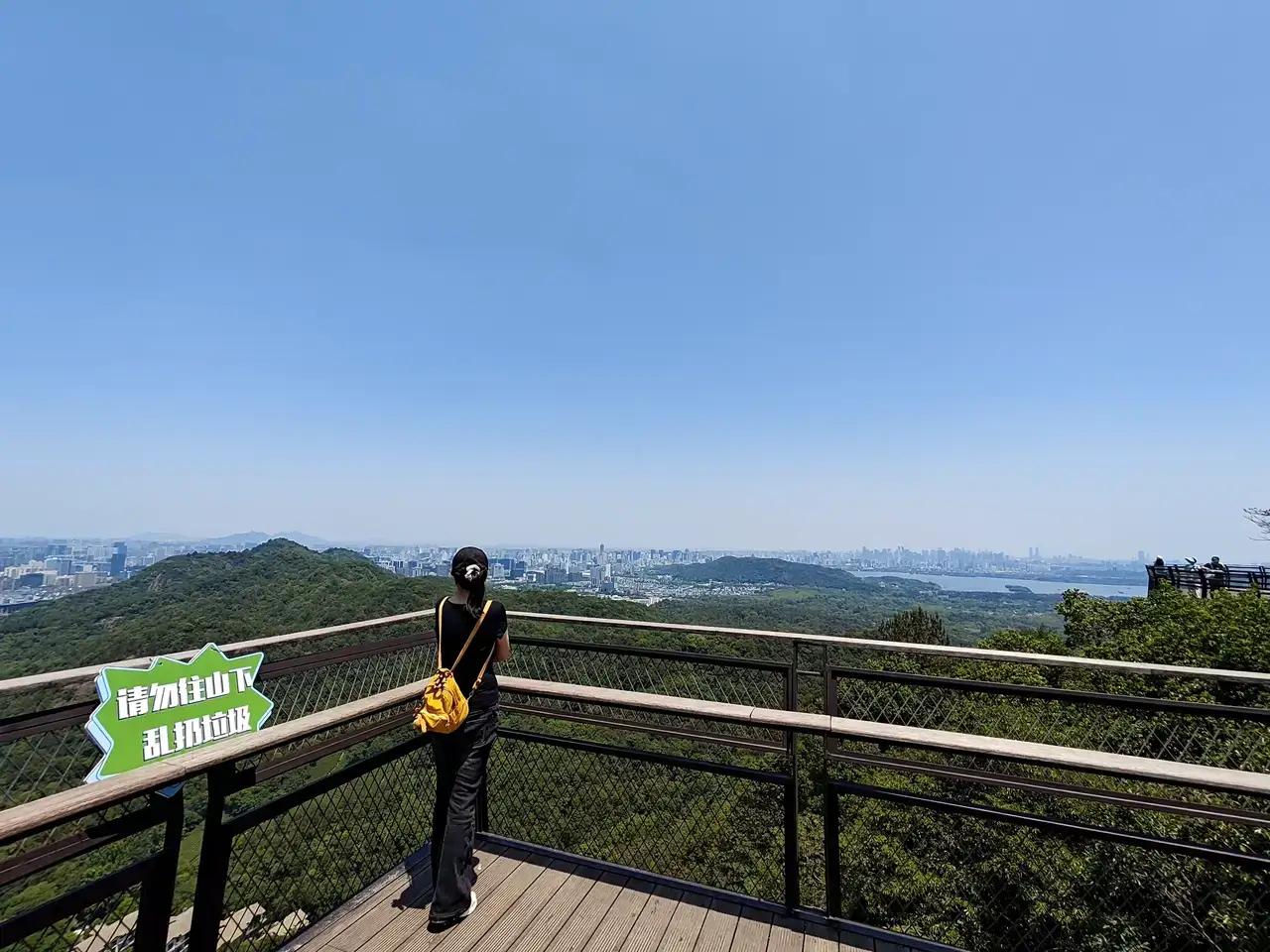杭州风景优美，有西湖、湘湖和西溪湿地等著名风景区。杭州马家坞观景台也是观景的最佳