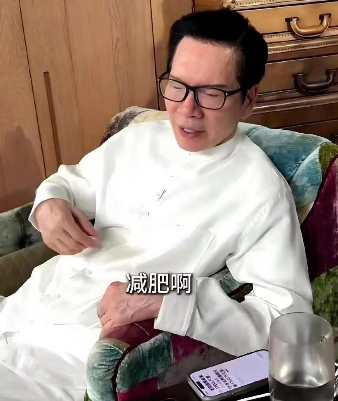 很多人以为顶级富豪顿顿龙虾鲍鱼、满汉全席。但看看香港这些真正站在财富顶端的人，画风完全不一样。78岁
