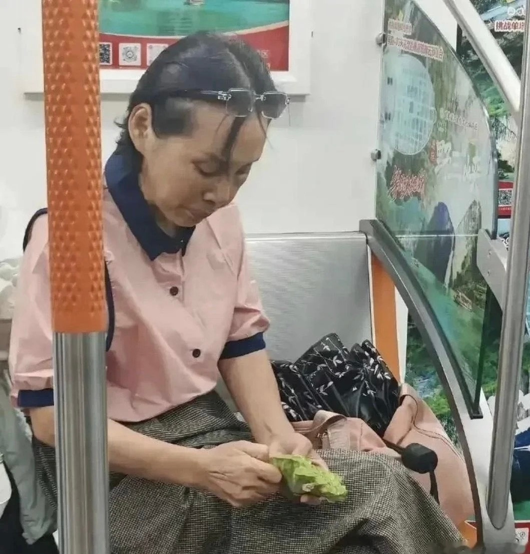 她是怎么做到这么淡定，脸不红的呢？