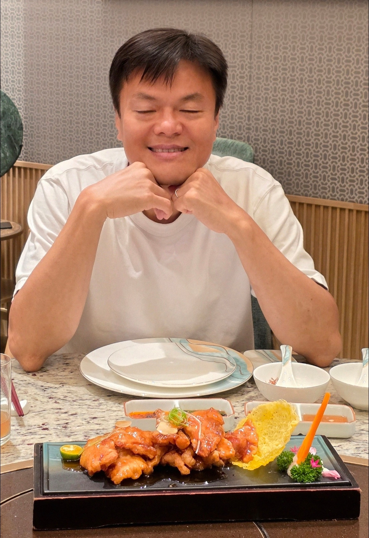 JYP吃锅包肉，不知道有没有喝蜜雪冰城​​​