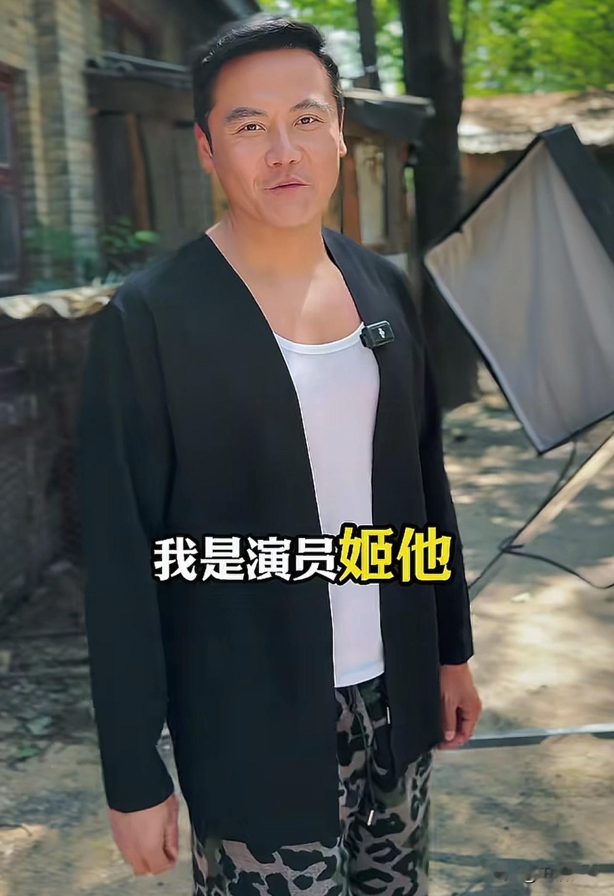 所谓举贤不避亲，演员张嘉译演技没问题，但是有句话我得说，他拍戏太喜欢带人了。