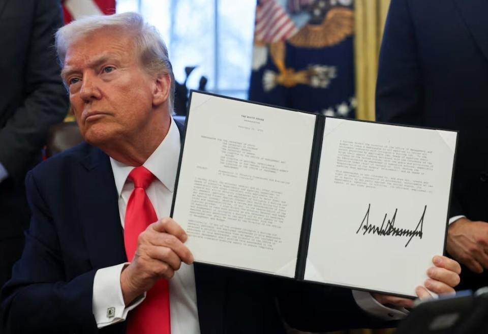 特朗普宣布废除92%拜登签署的文件，理由：用了自动签字笔当地时间28日，特朗