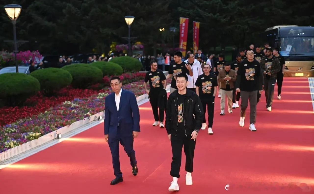 关于辽宁男篮主教练杨鸣正式辞去帅位，俱乐部经沟通后尊重其决定。据悉，在杨鸣提出辞