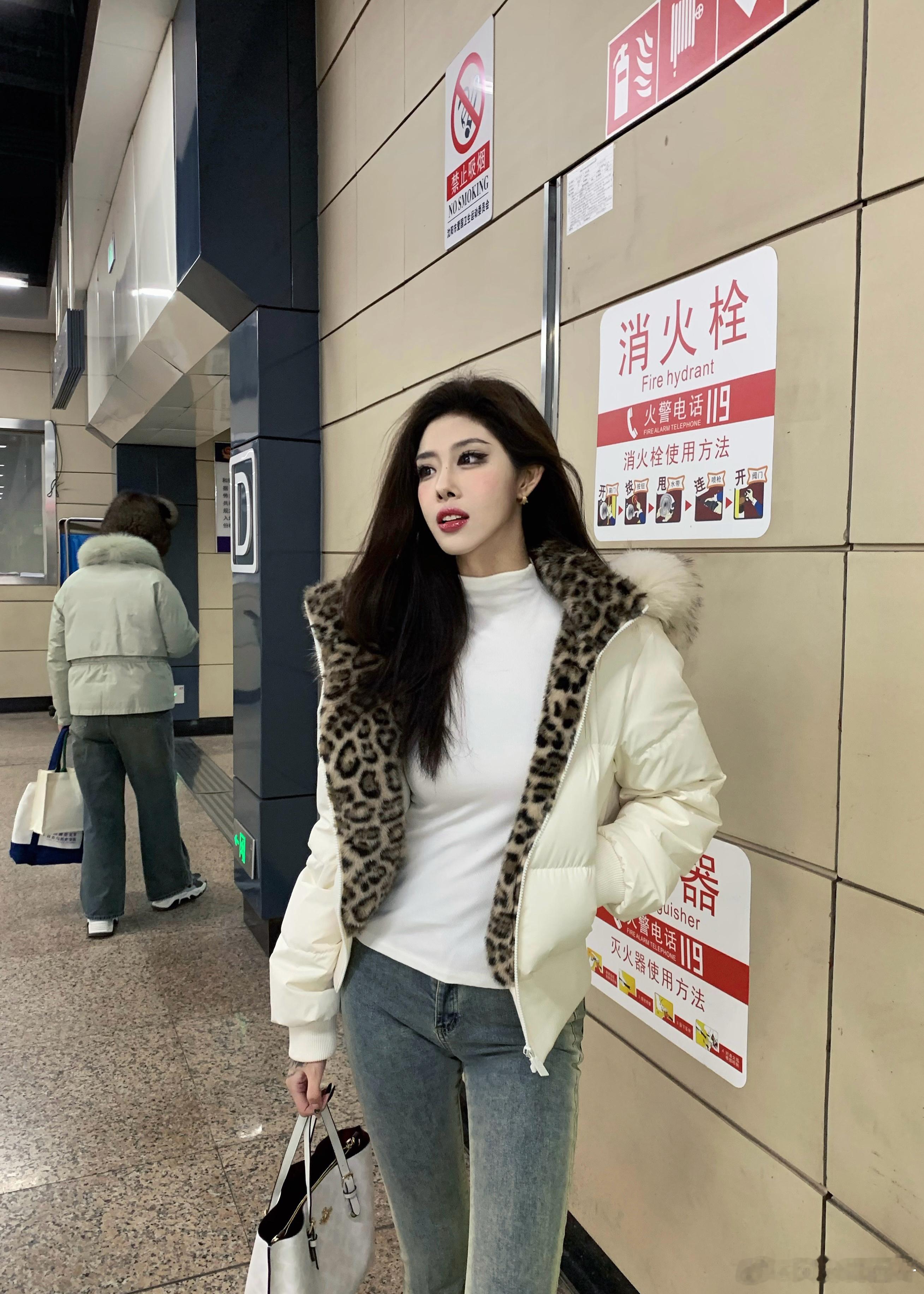 地铁站让我盘包浆了