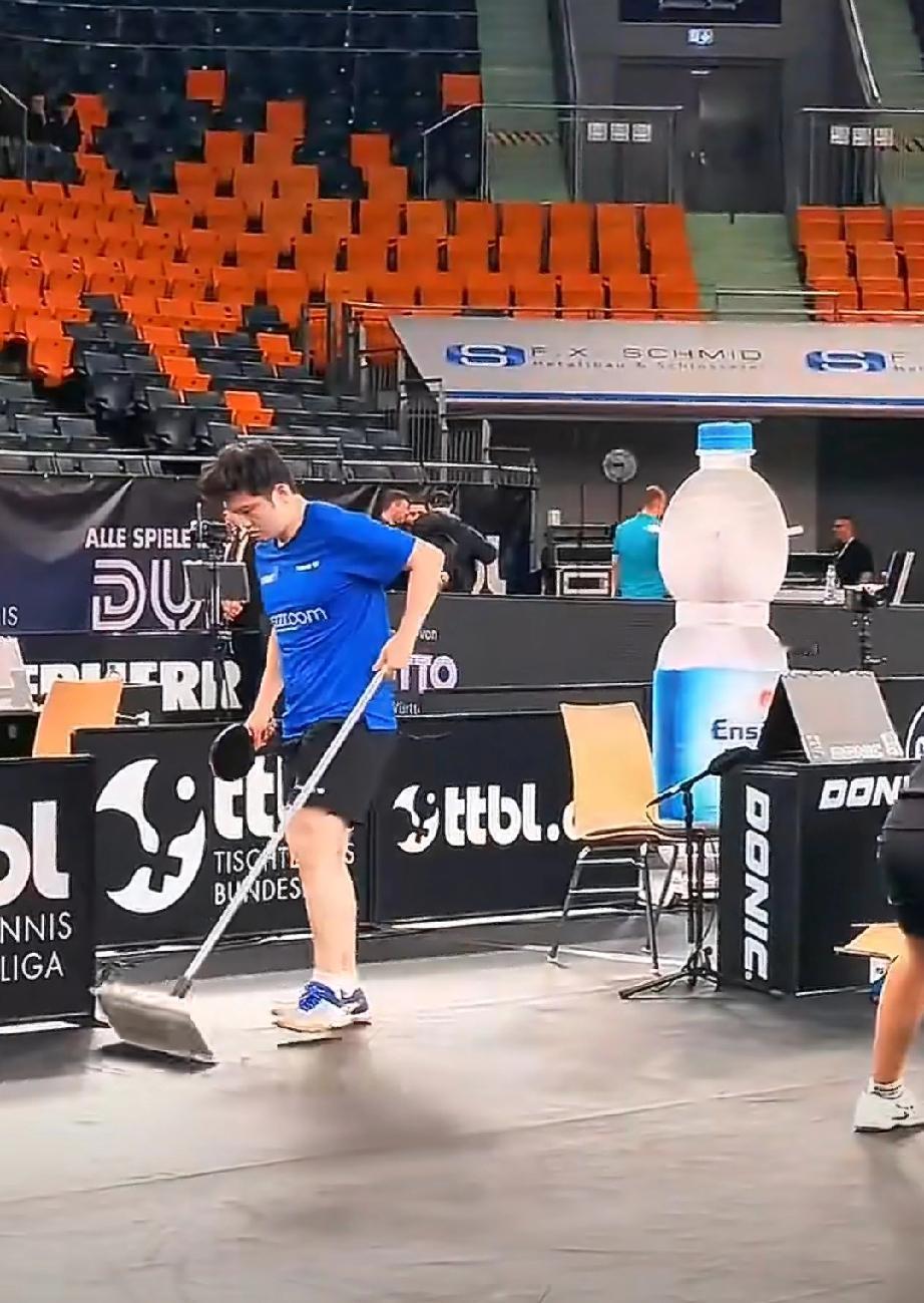 要说樊振东这能屈能伸的个性，真的做什么都会成功。德国杯决赛前的训练场，樊振东都