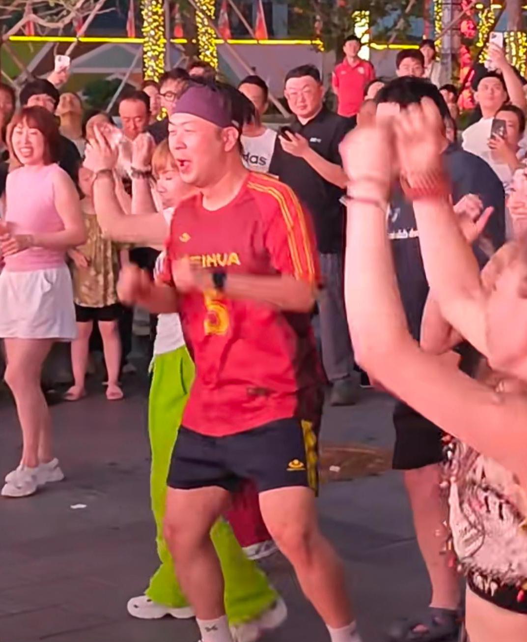 杜海涛回老家沈阳跳广场舞，和妈妈坐在广场石阶上吃玉米，身材有点胖，确实需要多运动