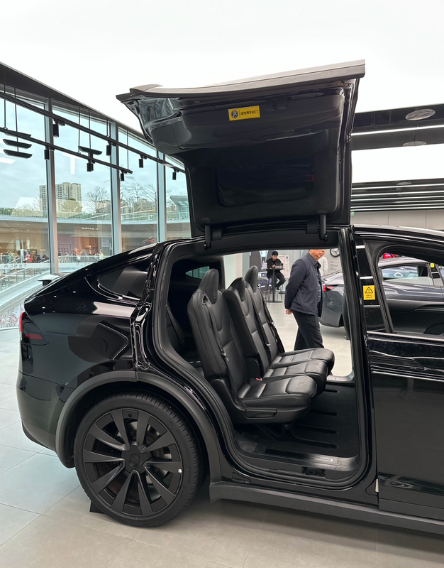 特斯拉ModelX：终身免费充电车型这是广州广州塔广场车展，马斯克座驾！