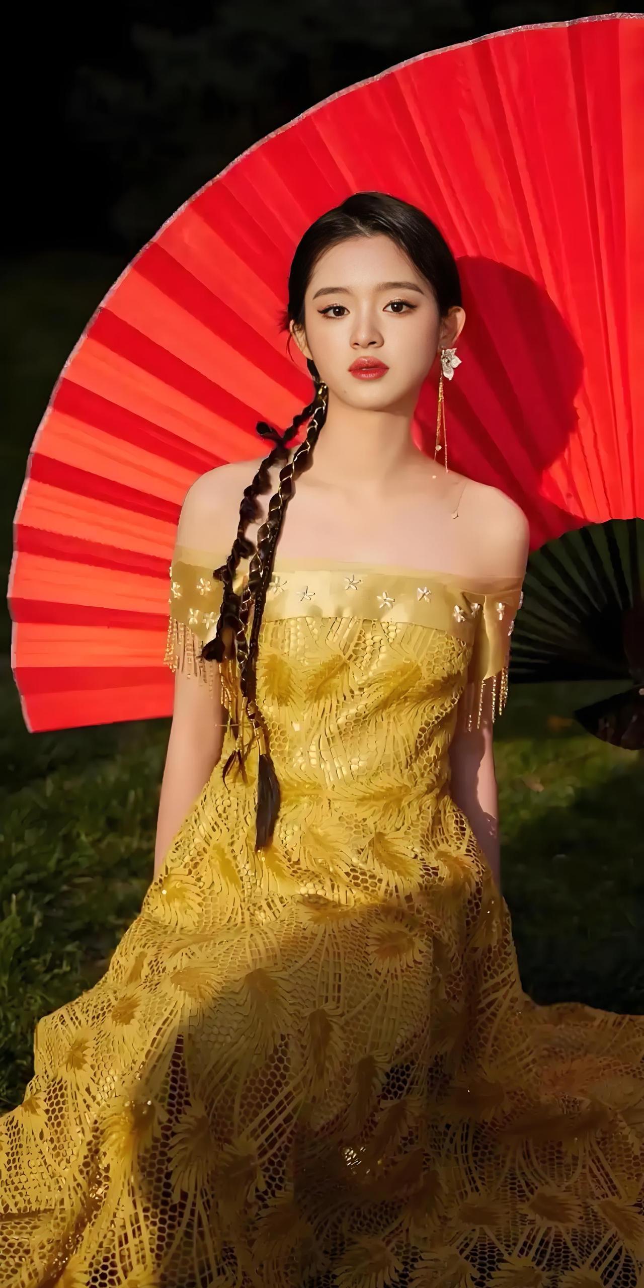 一条耳环引发的连锁反应，黄杨钿甜的父亲被立案调查，娱乐圈与政商圈的碰撞竟如此戏剧