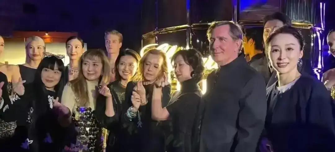 放弃一场能卖1个亿的直播，去香港吃块蛋糕？李湘没去何超琼的生日宴，留在直播