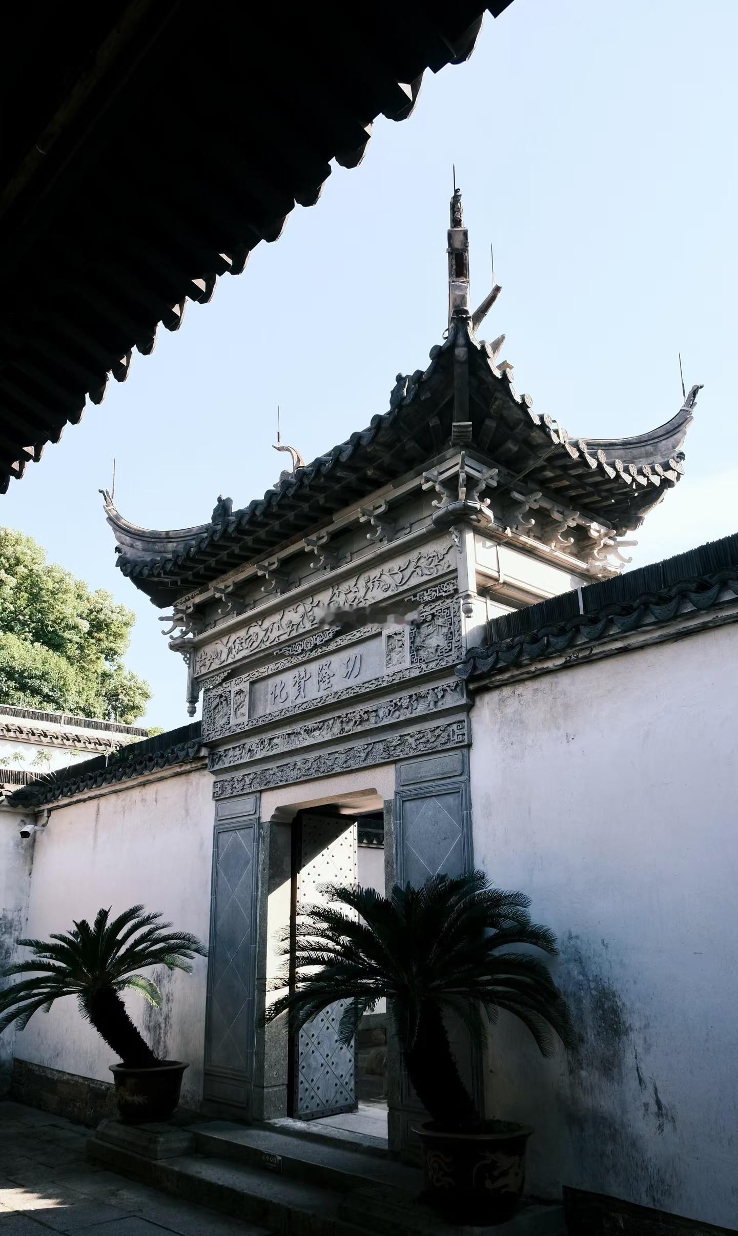 位于浙江盐官“潮乐之城”陈阁老宅，有个“惊天大瓜”，金庸先生还根据这个“惊天大瓜