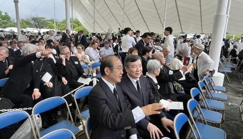 日本长崎市今天举办了原子弹爆炸80周年和平祈念仪式，台湾地区驻日代表李逸洋的座位