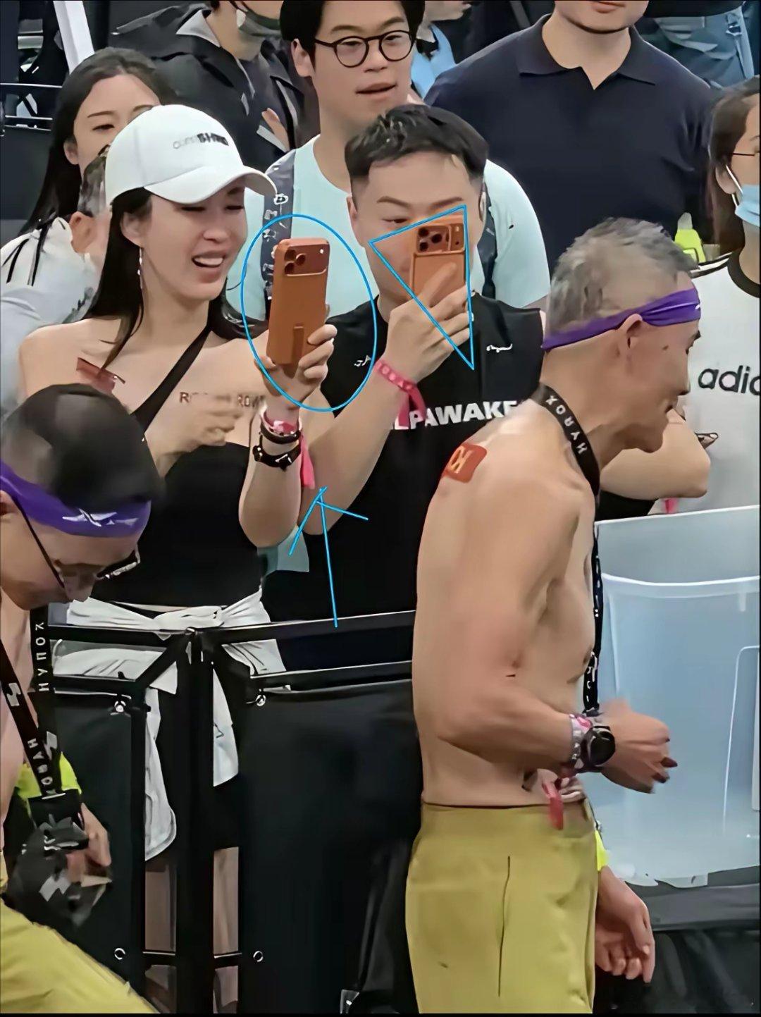 大家发现了吗？田朴珺来看王石参加比赛，有三个细节挺令人费解的。第一，跟田朴珺一起