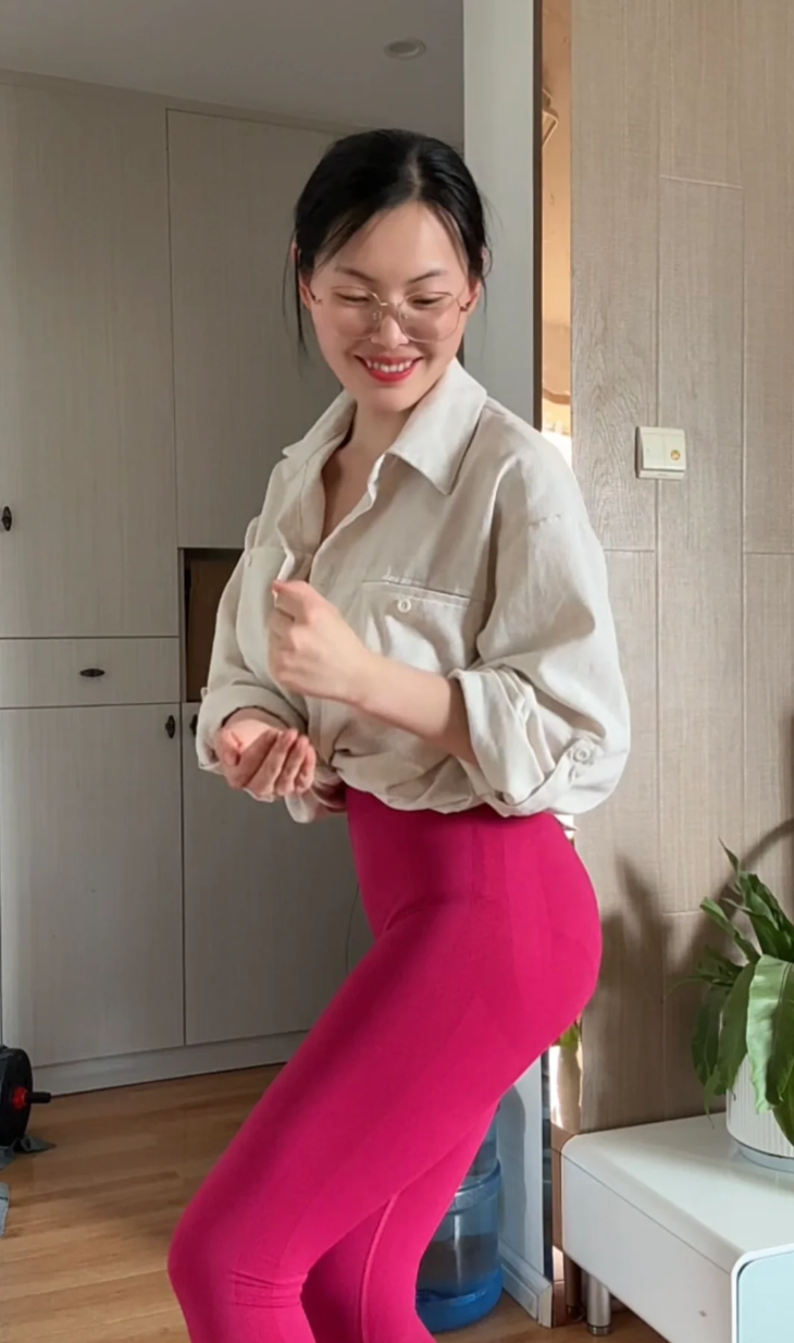 老公给买的玫粉色瑜伽裤，猛一看以为是秋裤[裂开]