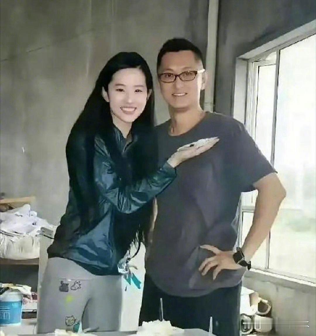 那年刘亦菲才24岁，满脸胶原感超吸睛！不过旁边的人有点眼生，有人知道是谁吗？​