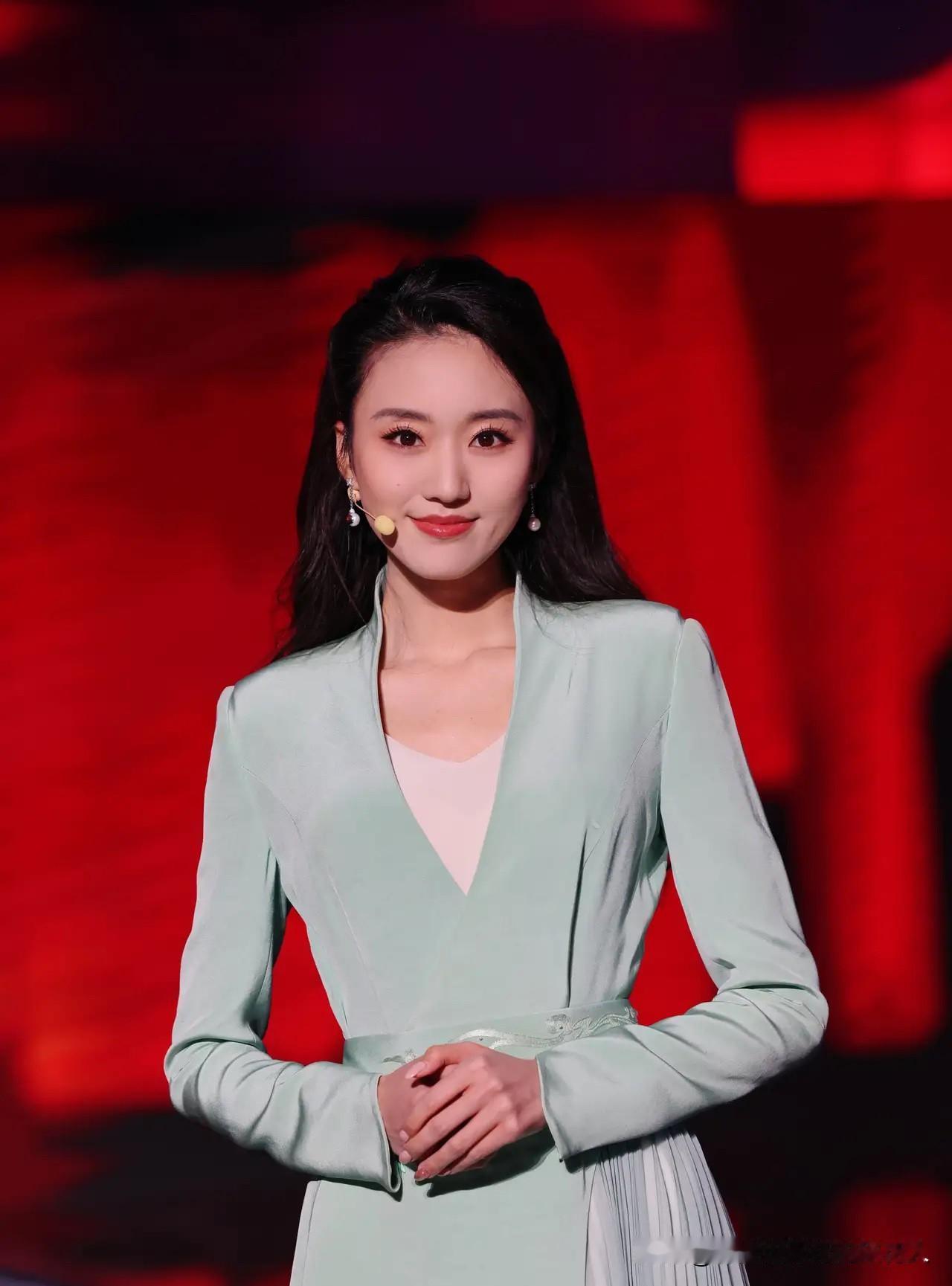 闫学晶儿媳妇徐梦迪，那可是上海音乐学院毕业的高材生，也是个演员，身材好气质佳。