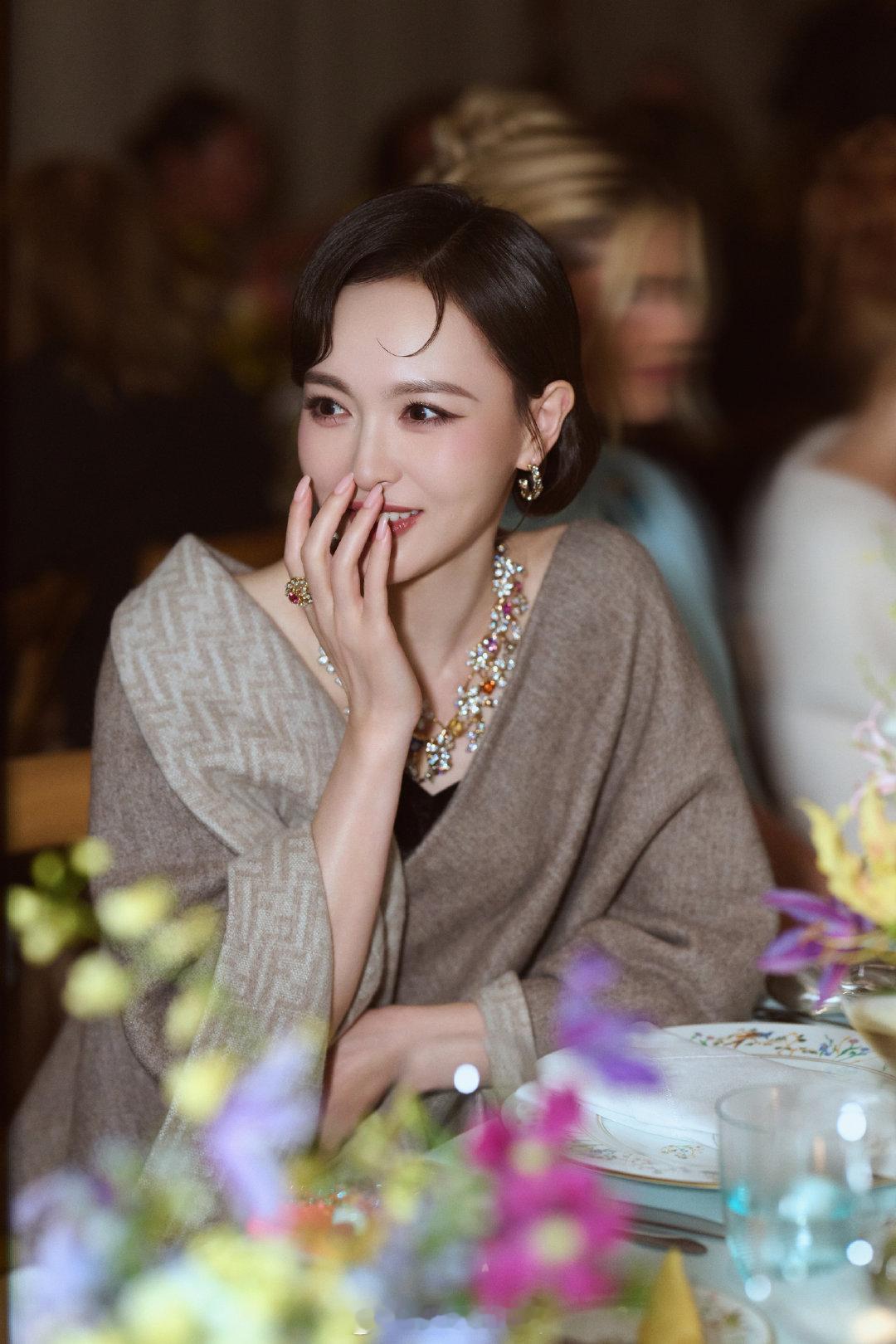 唐嫣巴黎珠宝晚宴现场抓拍，好绝的东方美人，温婉又明艳！一时间不知道先看珠宝还是先看脸！​