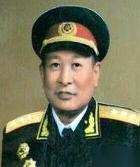 1944年，新四军一个司务长，贪了四十块钱。全队上下投票表决：枪毙。报告送到钟期