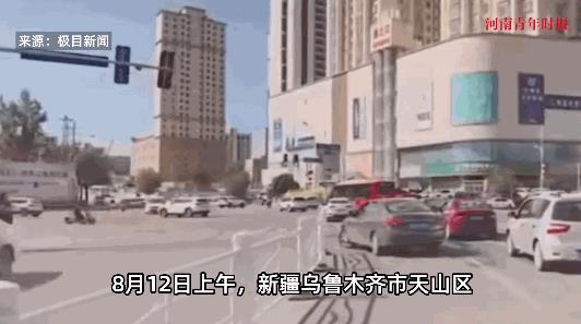 “大快人心！”8月12日，新疆乌鲁木齐，一外卖小哥在正常行驶直行时，突然被一辆右