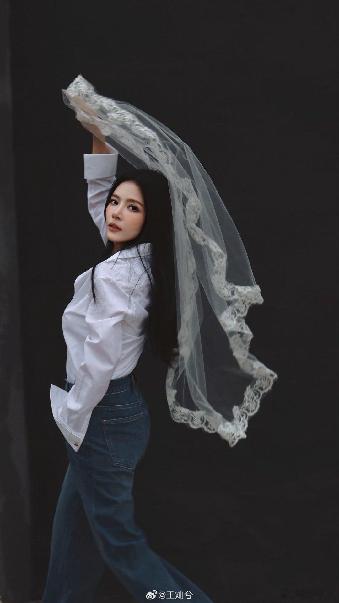 王灿这么美的吗王灿状态封神！酒红抹胸裙配红玫瑰发饰，又媚又贵，红唇猫眼妆冷艳撩