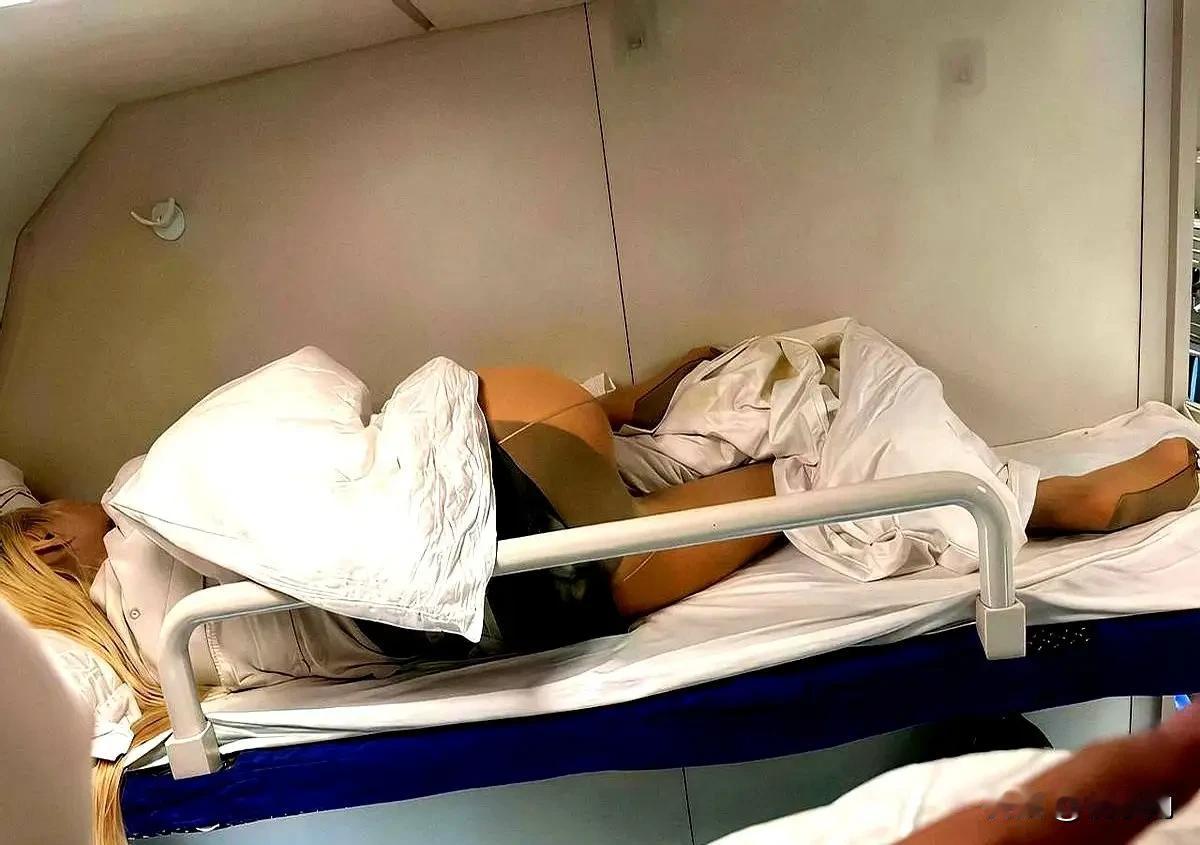 卧铺女子半身晾被外引热议：公共场合的