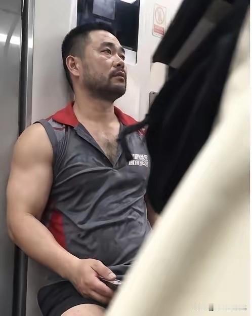 如果我没猜错，他应该是健身教练。