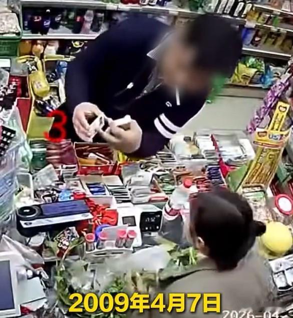 前两天成都发生一桩耐人寻味的事：一名17岁少年到便利店购烟，交易完成后随即出示身