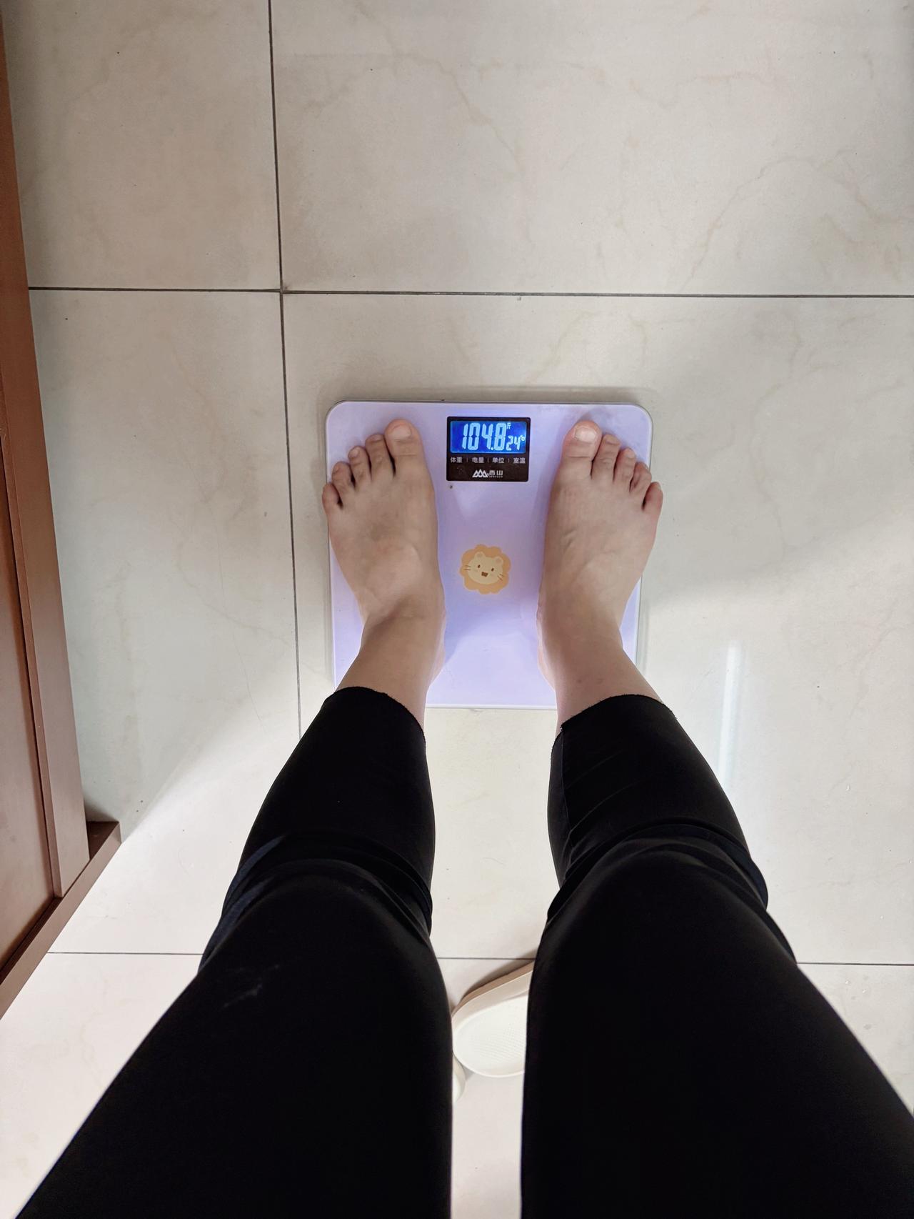 自律减脂健康餐，目标95斤，加油今日减脂早餐：全麦面包+无油煎蛋+番茄+纯牛奶