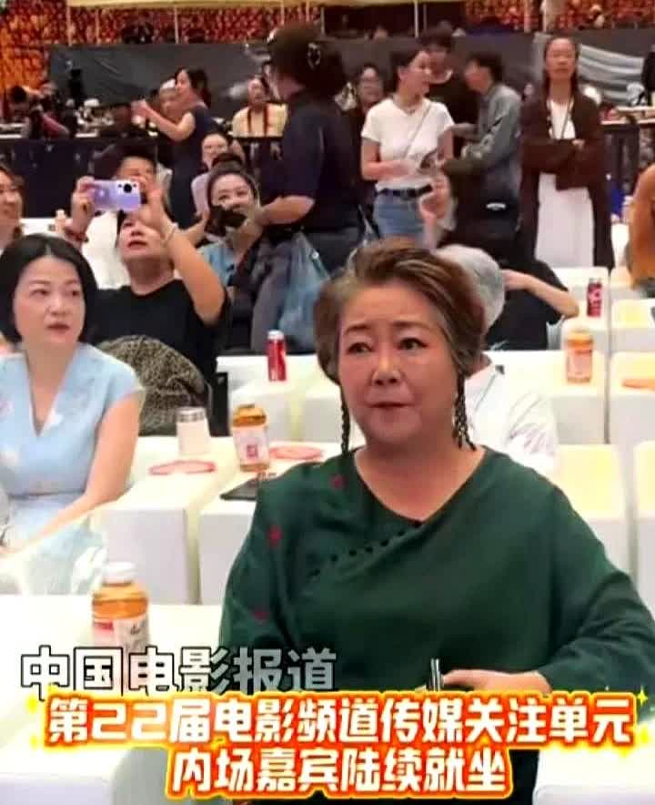 赵雅芝、萨日娜、徐帆三人坐在那，人不服老不行，徐帆穿着简洁利落，自然大方，很正常