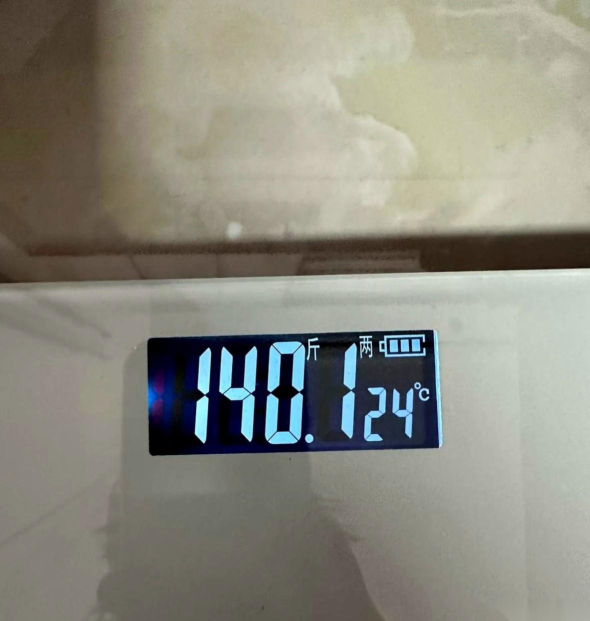 我跟你说个笑话。我，花了整整三个月，从128斤，成功减到了140斤。真的，一