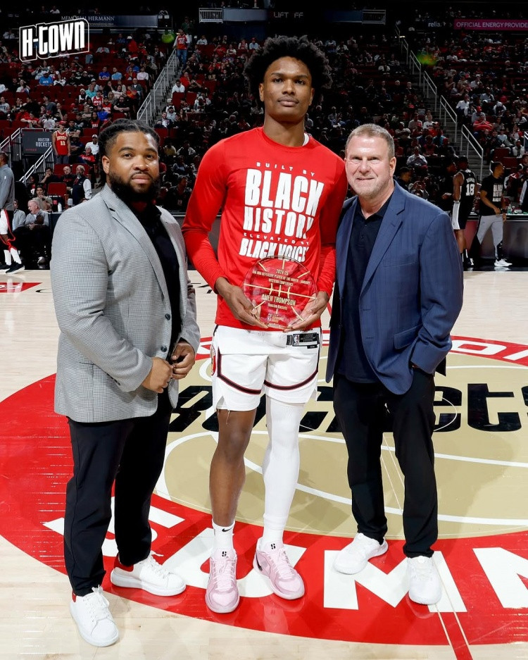 阿门汤普森与申京,单场送出了16个助攻。就算是进攻端没有太多自主得分能力的奥科吉