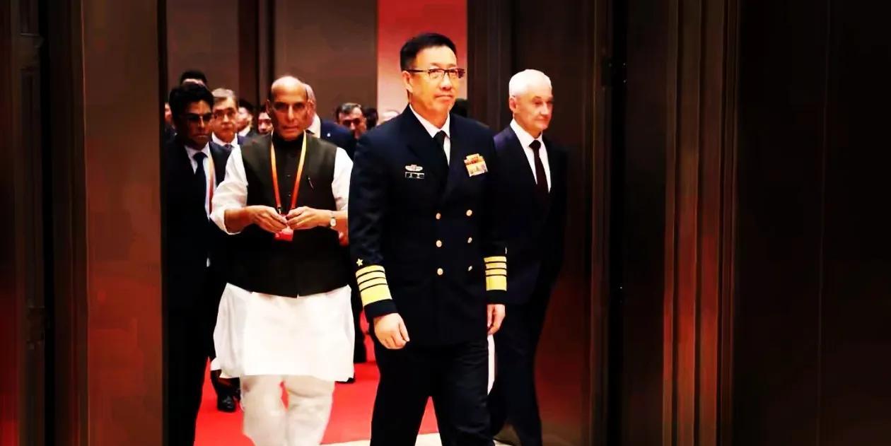 印度网红：中国防长帅气逼人，目光似剑自带杀气，让人心生畏惧，气势如虹，具有独特的