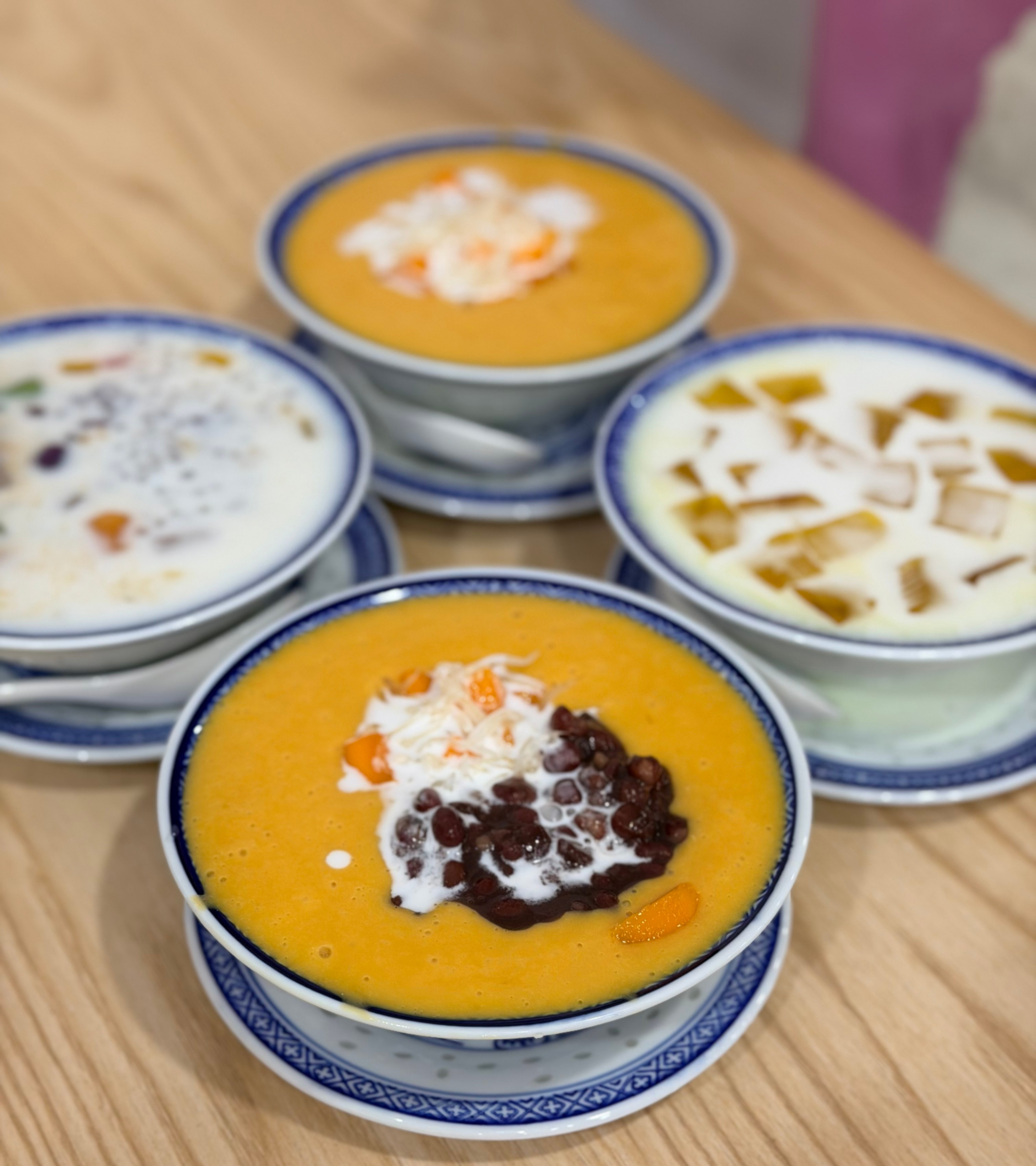 玉林物价感人！落地先安排一碗螺蛳粉，料加得很足：鸭掌、炸蛋、猪脚、紫苏等，四个人