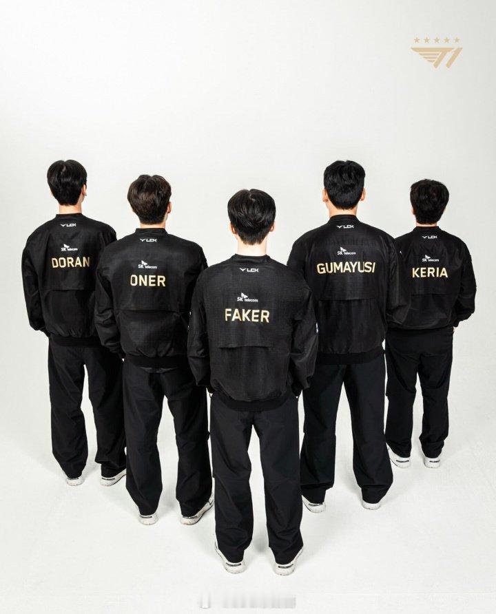T1公布全新队服：全黑配色+金色选手ID，五星代表五届世界冠军黑色好啊，夺冠就是